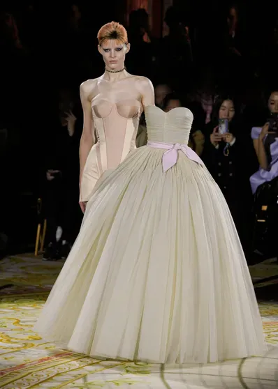 Показ Viktor & Rolf's Haute Couture