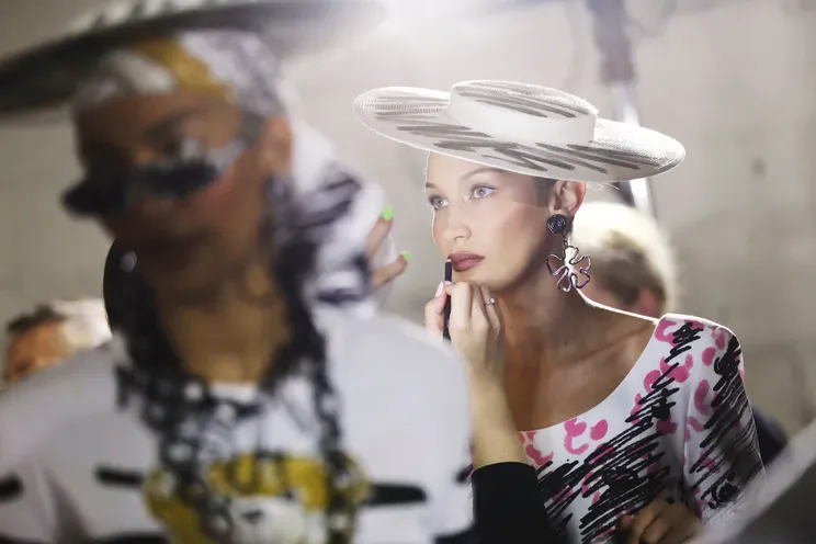 Белла Хадид на бэкстейдже показа Moschino весна-лето — 2019