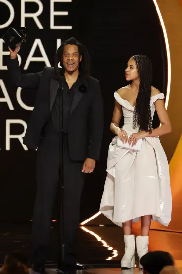 Блу Айви со своим отцом Джей-Зи на премии "Грэмми"/Фото: Kevin Winter/Getty Images for The Recording Academy